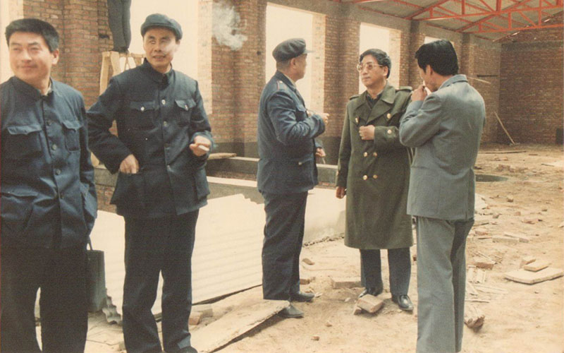 建厂初期常务县长督导施工