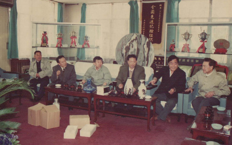 建厂初期县委书记带队到京考察