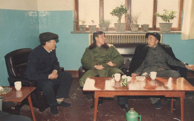 建厂初期县委书记带队到京考察