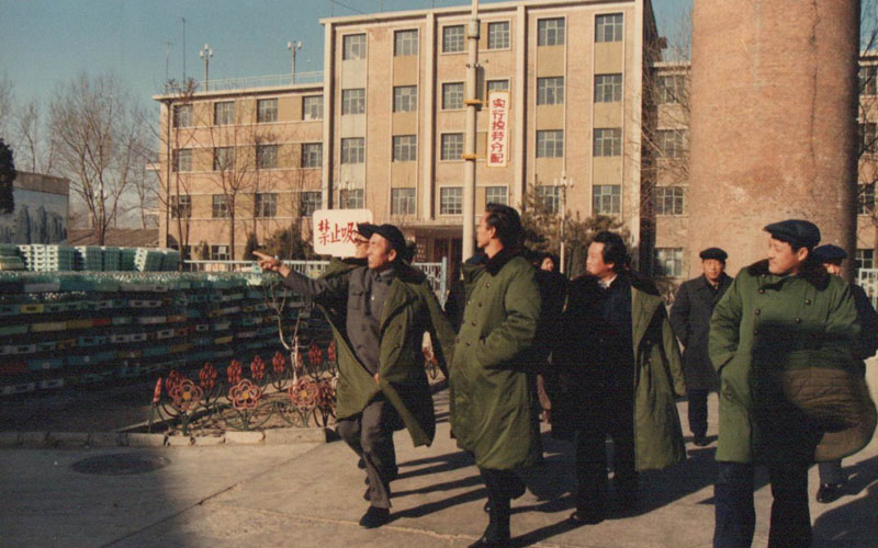 建厂初期县委书记带队到京考察