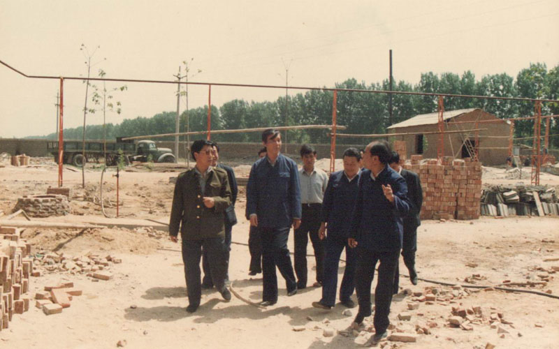 建厂初期县委书记勘察场地