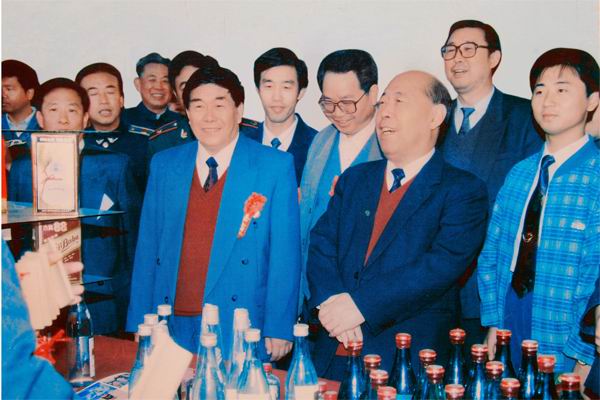 原全国人大常委会委员长王丙乾高兴的听取介绍红枣酒